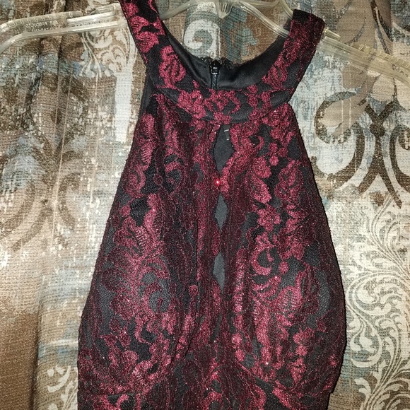 R&M, Red with black lace, Full length, Size 6 - Picture 3 of 8